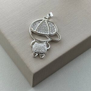 PINGENTE MENINO COM BONÉ
