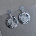 BRINCO PINGENTE CÍRCULO COM TEXTURA E ZIRCÔNIA