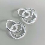 BRINCO PINGENTE COM CÍRCULOS ENTRELAÇADOS