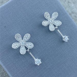 BRINCO FLOR CRAVEJADA COM PINGENTE PONTO DE LUZ