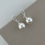 BRINCO BASE FIO CRAVEJADO E PINGENTE PÉROLA