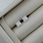 BRINCO QUADRADO CRAVEJADO COM PONTO DE LUZ