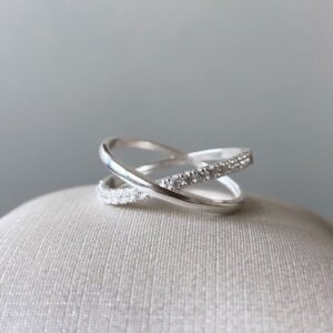 ANEL EM X UM FRIO CRAVEJADO