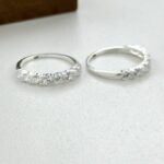 ANEL COM ZIRCÔNIA MEIO CÍRCULO