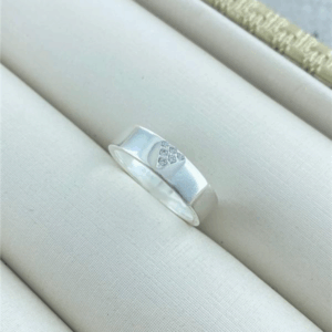 ANEL LARGO COM DETALHE EM V COM ZIRCÔNIA