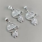 PINGENTE MENINO COM BONÉ