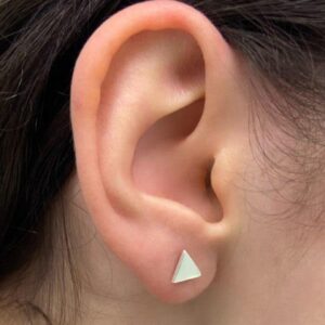 BRINCO TRIÂNGULO CHEIO 7MM