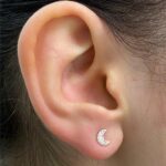 BRINCO MINI MEIA LUA CRAVEJADA 6MM